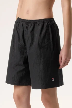 Svarta Fila x Hailey Bieber-shorts i krusat tyg
